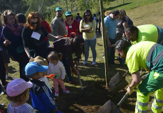 Soleado Día da Árbore no parque de San Roque no que participaron máis de 150 nenos
